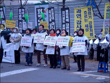 11월 19일 상인들은 서울까지 상경하여 감사원 설립 최초로 시위를 벌인다 